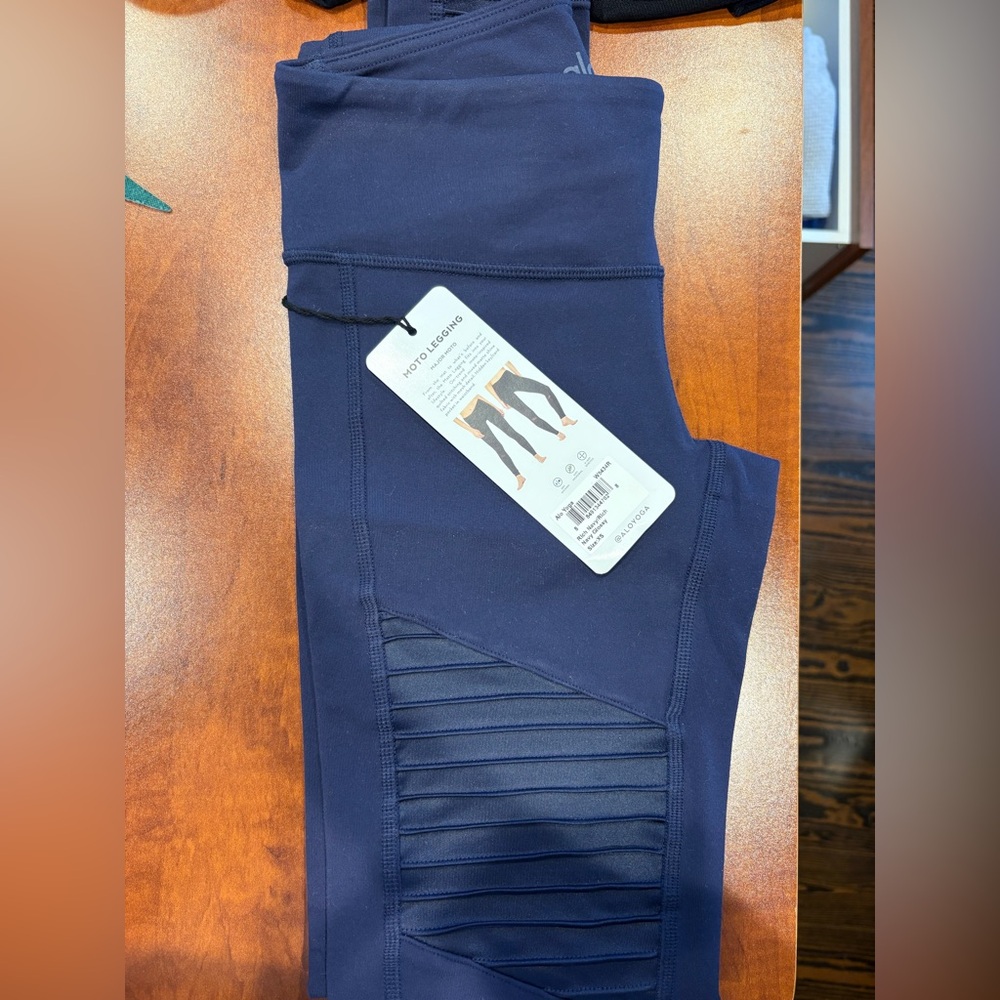 Alo Moto Navy Blue Leggings with Ribbed Detail 
Size XS 
NWT